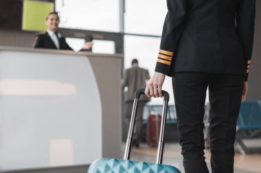 bavul Havaalanı lobisinde kadın pilotla kadeh kırpılmış