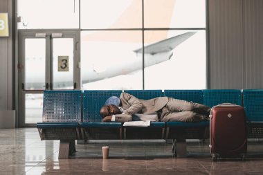 yorgun işadamı koltuklarda uçuş Havaalanı lobisinde beklerken uyku