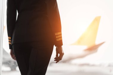 kadın pilotu resmini uçak önünde profesyonel üniformalı kırpılmış