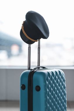 pilot şapkası bavul Havaalanı'nda tanıtıcısı üzerinde asılı
