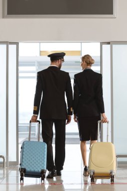 Dikiz pilot ve hostes kalkış alanına göre yürüyüş