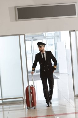 yakışıklı genç pilot bavul Havaalanı Kalkış alanı ile