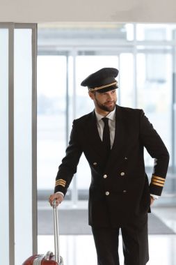 yakışıklı genç pilot çanta kalkış alanı