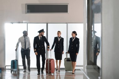 Havacılık personel ekibi tarafından Havaalanı loggy yürüyüş