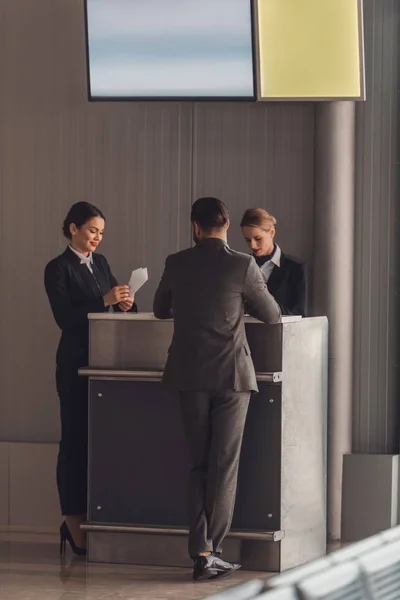 Πίσω Όψη Του Επιχειρηματία Που Στέκεται Στο Αεροδρόμιο Του Check — Φωτογραφία Αρχείου