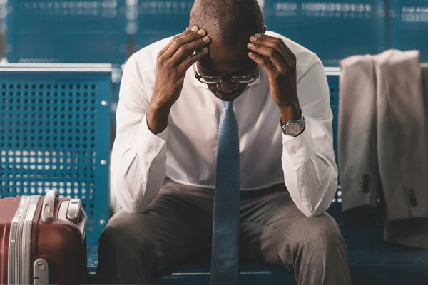 Uomo Affari Esausto Attesa Volo Presso Hall Dell Aeroporto — Foto Stock