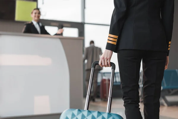 Plan Recadré Pilote Femelle Avec Valise Dans Hall Aéroport — Photo