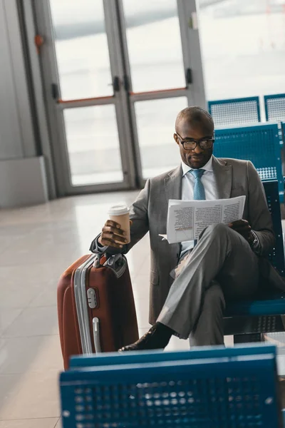 Joven Hombre Negocios Guapo Esperando Vuelo Vestíbulo Del Aeropuerto — Foto de Stock