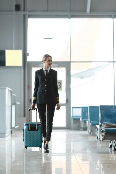 Hermosa Piloto Femenina Con Maleta Caminando Por Vestíbulo Del Aeropuerto — Foto de Stock