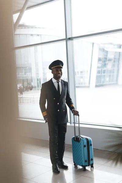 Giovane Pilota Sorridente Uniforme Professionale Con Valigia Aeroporto — Foto Stock