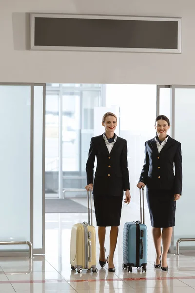 Atrakcyjnych Młodych Stewardesy Miejscu Odlotu Lotniska Walizkami — Zdjęcie stockowe