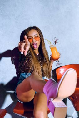 güzel şık melez kız kameraya holding kokteyl ve işaretleme 