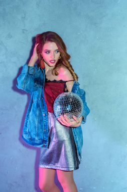 disko topu tutarak ve uzak gri arıyorum güzel şık kız