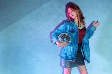  disko topu çekici genç kadın portresi 
