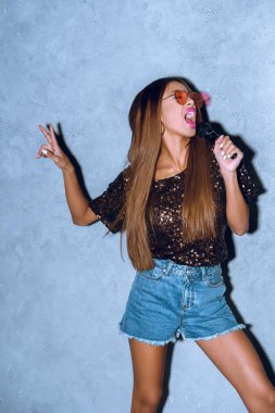 mikrofon şarkı şarkı olan Afrika kökenli Amerikalı kadın