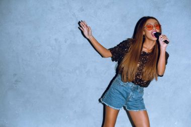 mikrofon şarkı şarkı çekici Afrikalı-Amerikalı kadın