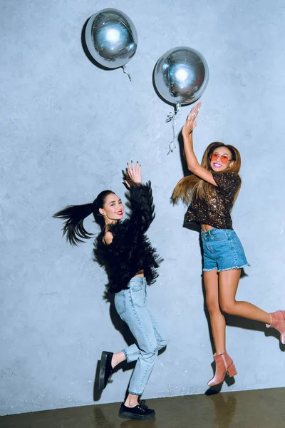 Schöne Stylische Multiethnische Frauen Die Spaß Mit Silbernen Luftballons Haben — Stockfoto