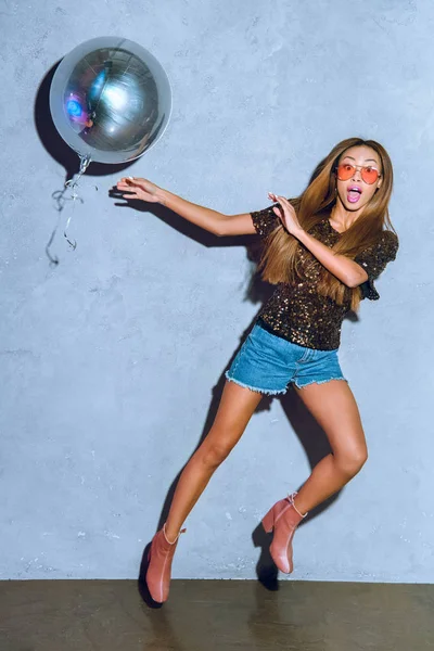 Menina Americana Africana Elegante Surpreso Com Balão Brilhante Olhando Para — Fotografia de Stock