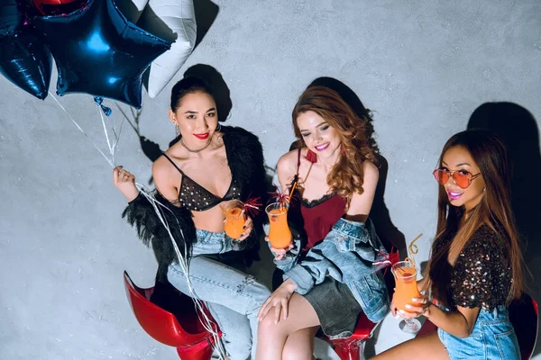 High Angle View Fashionable Smiling Multiethnic Girls Balloons Drinking Cocktails — Stock Photo, Image