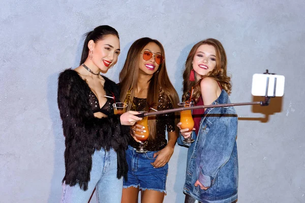 Divatos Multiethnc Lányok Ivott Koktélt Figyelembe Selfie Smartphone Party — Stock Fotó