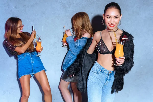 Fashionabla Leende Asiatisk Kvinna Hålla Glas Med Cocktail Medan Vänner — Stockfoto