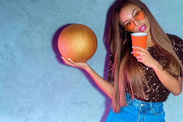 Retrato Mulher Americana Africana Com Copo Descartável Bola Basquete Dourada — Fotografia de Stock