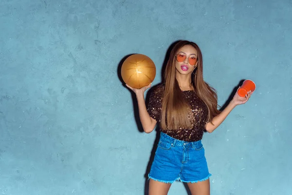 Retrato Mujer Afroamericana Con Copa Desechable Balón Baloncesto Dorado — Foto de stock gratis