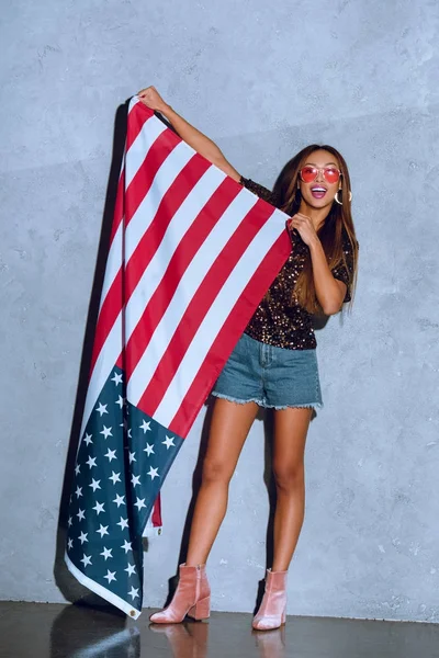 Vrolijke African American Vrouw Houden Van Amerikaanse Vlag Handen — Gratis stockfoto