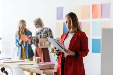 modern ofis renk paleti ile evrak işi yapıyor çok ırklı dergisi editörleri