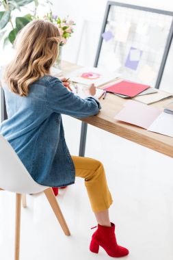 Dikiz Dergisi editörü çizim modern ofiste skeçler