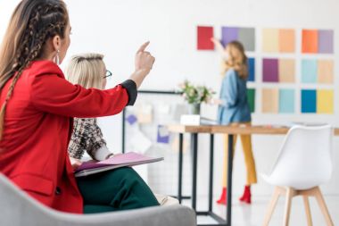 modern ofis renk paletinde işaret Dergisi editörü 