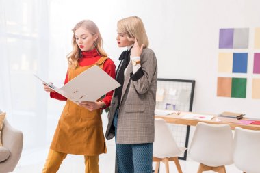 moda dergisi editörleri modern office klasöründe belgelerle çalışma 