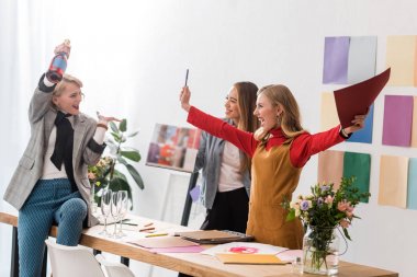 çığlık ve şampanya modern ofis ile kutluyor heyecanlı dergisi editörleri 