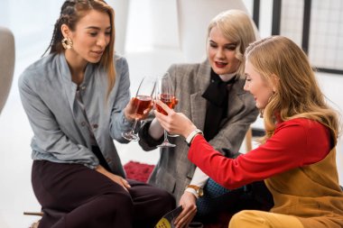 kutluyor ve şampanya modern ofis ile kızartma çok kültürlü dergisi editörleri 