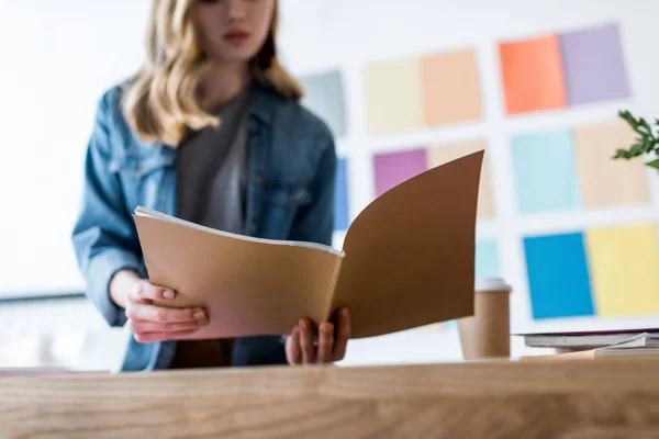 Ausgeschnittene Ansicht Eines Zeitschriftenredakteurs Der Einem Modernen Büro Mit Farbpalette — Stockfoto