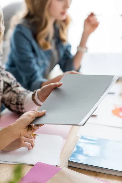 Vista Ritagliata Redattori Riviste Che Lavorano Con Documenti Ufficio Moderno — Foto Stock