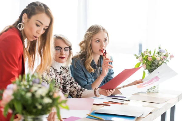 Redattori Riviste Multietniche Che Lavorano Con Tavolozza Colori Ufficio Moderno — Foto Stock