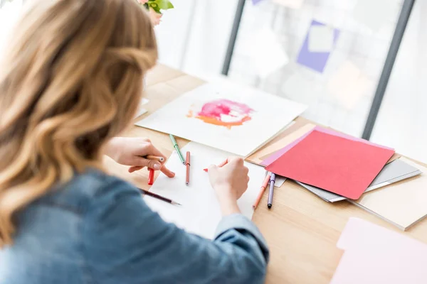 Achteraanzicht Van Tijdschriftredacteur Tekenen Schetsen Werkplek — Stockfoto