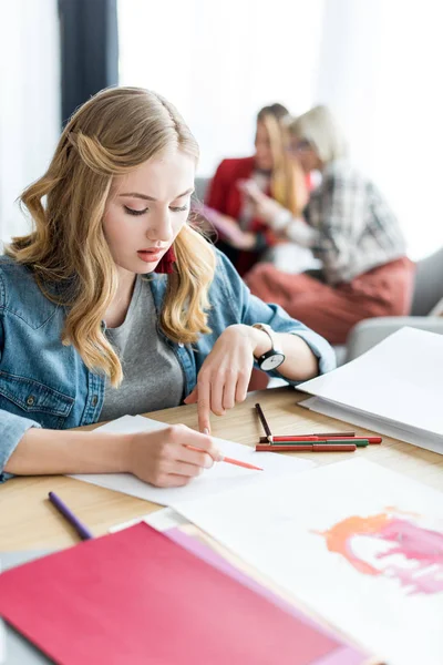 Young Blonde Magazine Editor Drawing Sketches Modern Office Colleagues Sitting — Stock Photo, Image