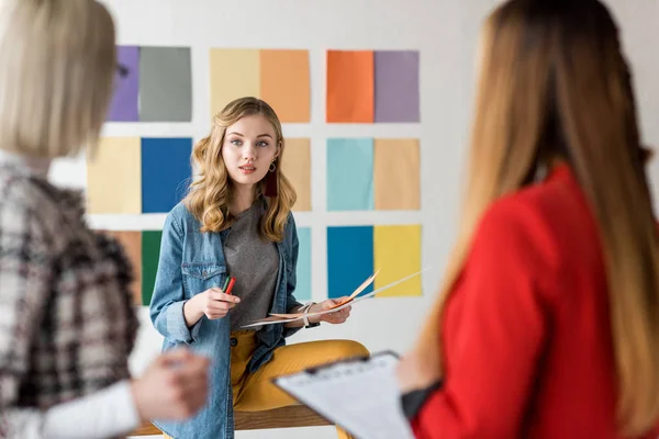 Selektiver Fokus Der Modischen Zeitschriftenredakteure Die Modernen Büros Mit Farbpalette — Stockfoto