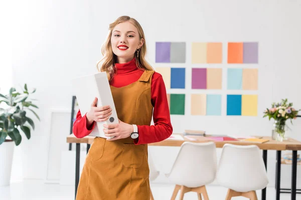 Schöner Magazin Redakteur Mit Ordner Büro Mit Farbpalette Der Wand — Stockfoto