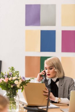belgelerle çalışma ve Evet çekici moda dergisi editörü