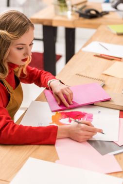 çizimler ve modern ofis belgeleri çalışma çekici moda dergisi editörü