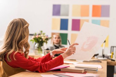 meslektaşım meslektaşları ile modern ofis kroki ile dergi editörü
