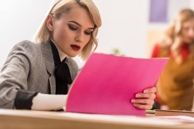 çekici moda dergisi editörü meslektaşım meslektaşları ile modern ofis evrak işi yapıyor