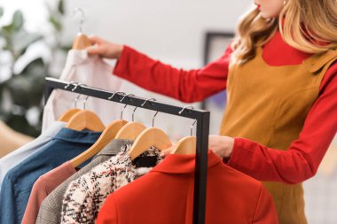 Moda Tasarımcısı giysileri modern Office ile çalışan görünümünü kırpılmış