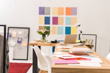 Şık modern ofis renk paleti duvar ile işyerinde belgeleri