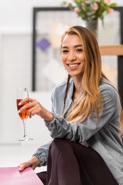 Menina Asiática Comemorando Com Copo Champanhe Escritório Moderno — Fotos gratuitas