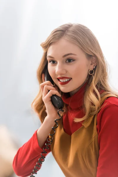 Attractive Blonde Girl Talking Phone Office — Free Stock Photo