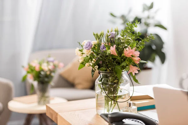 Flowers Vase Workplace Modern Office — Stock Photo, Image